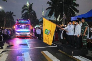 Pelepasan Calon Jama?ah Haji Kloter 2 oleh Wali Kota Tangerang di Komplek Masjid Raya Al-Azhom Komplek Pusat Pemerintahan Kota Tangerang, Sabtu (11/6/2022). (tangselpos.id/sh)