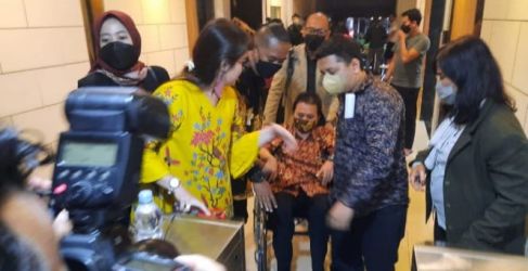 Setelah diperiksa selama 12  jam di Polda Metro, akhirnya Roy Suryo diperkenanlan pulang .