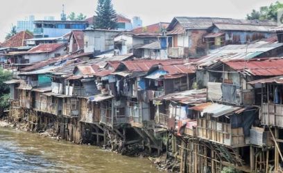 Rumah semi permanen di bantaran sungai Ciliwung. (Ist)