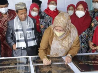 Bupati Pandeglang Irna Narulita saat peresmian 27 Puskesmas yang selesai dibenahi. Foto ; Istimewa