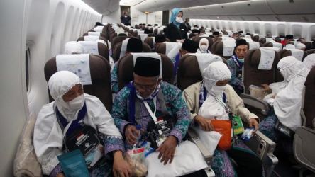 Jamaah Haji berada dalam pesawat. Foto : Istimewa