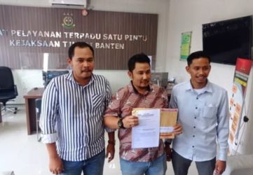 Tim pengacara Ahli waris Rasmin bin Madhari saat berada di Kejati Banten. (Ist)
