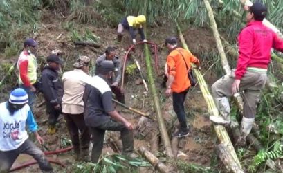 Tanah longsor di Desa Sindangjaya Cianjur mengakibatkan 9 makam jenazahnya berhamburan. (Ist)