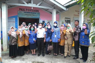 Pj Gubernur Banten Al Muktabar ketika berada di Kantor Kelurahan Kuta Jaya, Kabupaten Tangerang. (Dok. Humas Pemprov Banten)