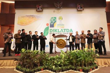 Pj Gubernur Banten Al Muktabar saat membuka Ditlatda BPD HIPMI. Foto : Istimewa
