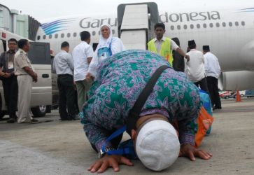 Sujud syukur jamaah haji setibanya di tanah air. (Ist)