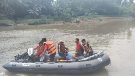 Tim SAR Lebak sedang melakukan pencarian Rizky yang hilang saat bermain di sungai Cisimeut. (Ist)