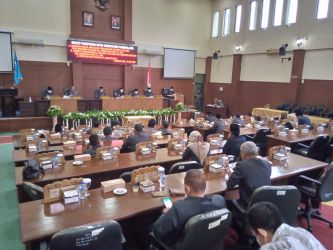 Suasana rapat paripurna dengan agenda Persetujuan Bersama Raperda tentang Pertanggungjawaban Pelaksanaan APBD TA 2021 di Gedung DPRD Kabupaten Pandeglang, Kamis (14/7/2022) siang.(Ari Supriadi/Tangsel Pos)
