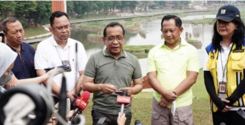 Mensegneg Pratikno (kaos hijau) dan Menteri Dalam Negeri saat meninjau renovasi TMII. (Ist)