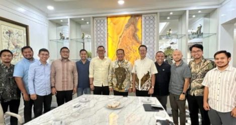 Ketua IMI Bambang Soesatyo saat menerims Banom HIPMI Jaya Otomotif. (Ist)