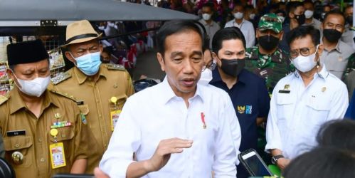 Presiden Joko Widodo saat memberikan keterangan pers di Pasar Sukamandi Subang. (Dok. Setpres)