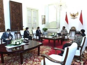 Presiden Joko Widodo saat menerima kunjungan Menlu Vietnam Bui Than Son di Istana Merdeka pada Rabu (20/7). (Dok. Setpres)