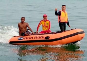 Tim SAR gabungan sedang menyusuri Pantai La Gundi, Carita, Kabupaten Pandeglang pada Rabu (6/7/2022). Foto : Istimewa