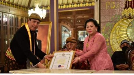Kepala BNPT Komjen Boy Rafli Anwar saat menerima gelar dari Keraton Surakarta. Foto : Istimewa
