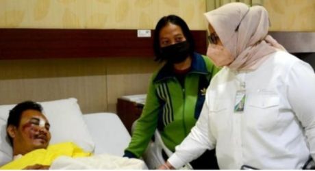 Perwakilan BP Jamsostek saat menjenguk salah satu korban tabrakan beruntun di Cibubur. (Ist)