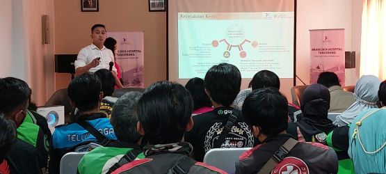 Dokter Spesialis Orthopedi dan Traumatologi Brawijaya Hospital Tangerang, dr. Dody Kurniawan SpOT saat memaparkan materi dalam seminar kesehatan. (ist)