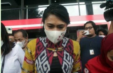 Brigita Manohara datang ke Kantor KPK untuk menyerahkan uang korupsi dari Bupati Membrano Tengah. (Dok. RM.id)