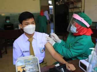 Siswa sedang mendapatkan suntik Vaksin. Foto : Istimewa