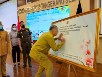 Penandatangan komitmen BIAN yang dilakukan oleh Wali Kota Tangsel Benyamin Davnie