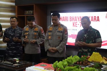 HUT Bhayangkara di Polda Banten. Berdiri paling kiri ke kanan Danlanal Banten, Wakapolda Banten , Kapolda Banten dan Danrem 064/MY. (Dok. Humas Polda Banten)