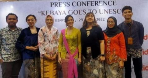 Artis Dian Sastrowardoyo (memakai selendang) pada acara Kebaya Goes To Unesco. (Dok. RM.id)