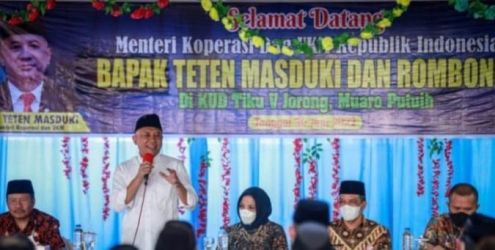 Koperasi dan UKM (Menkop UKM) Teten Masduki saat berdiskusi dengan para pengurus KUD Tiku V Jorong serta para petani sawit di Kabupaten Agam, Padang, Sumbar, yang dikutip, Jumat (1/7). (Ist)