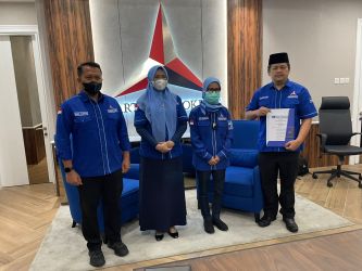 Ketua DPC Partai Demokrat Pandeglang, MM Fuhaira Amin menerima SK kepengurusan periode 2022-2027.(Istimewa)