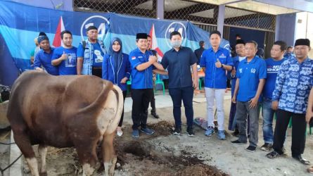 Kader DPC Partai Demokrat Kabupaten Pandeglang, foto bersama sesaat sebelum penyembelihan hewan kurban di kantor partai tersebut di Jalan Raya Labuan-Maja, Pandeglang, Senin (11/7/2022).(Istimewa)