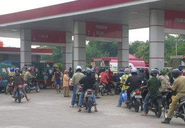 Warga sedang antri di SPBU. Foto : Istimewa