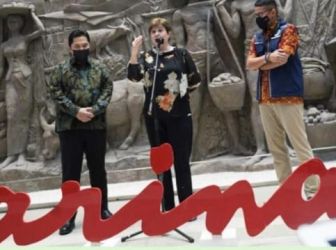 Menteri BUMN Erick Thohir (baju batik) bersana Managing Director IMF Kristalina (tengah) saat nerada di Sarinah. (Ist)