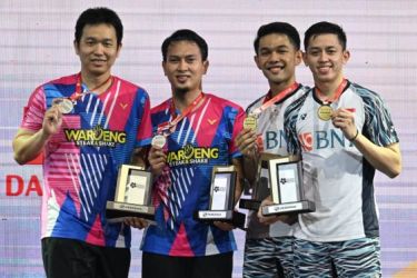 Pasangan Fajar/Rian (kanan) sukses menjuarai Malaysia Master 2022 setelah sujses menundukan pasangan Tge Daddies (kiri). Foto : Istimewa