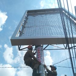 Jajaran Satpol PP Kota Tangsel saat melakukan penyegelan ulang terhadap lima bangunan reklame yang membandel. (ist)