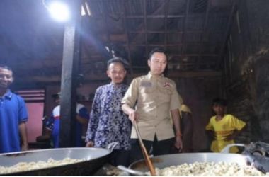 Ibas saat berkunjung ke sentra produksi cemilan Kolong Klitik, Pacitan, Jawa Timur. (Ist)