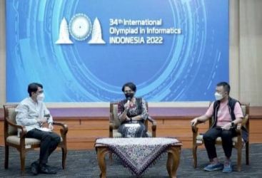 Suharti (tengah) Sekretaris Jenderal Kemendikbudristek saat konferensi pers. Foto : Istimewa