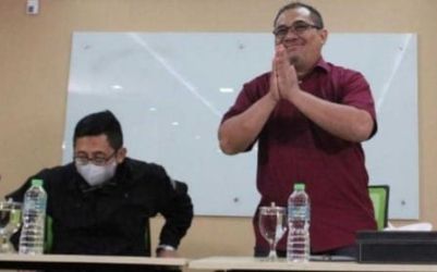 Presiden ACT Ibnu  Khajar saat konferensi pers terkait pencabutan ijin oleh Kemensos Ad Interim Muhadjir Effendy. Foto : Istimewa
