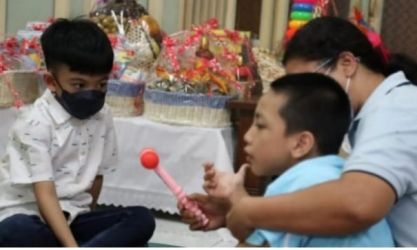 Jan Ethes berbagi mainan kepada Y. Gabriel Bayu. Foto : Istimewa