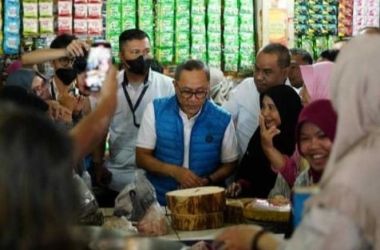 Menteri Perdagangan Zulkifli Hasan ketika berkunjung ke pasar tradisional Jagasatru, Cirebon. (Iat)