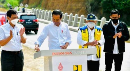 Presiden Joko Widodo saat meresmikan Jalan Bypass Balige senilai 176 miliar. (Dok. Setpres)