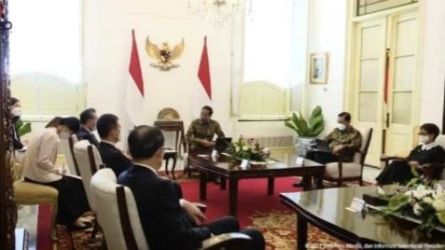 Presiden Joko Widodo saat bertemu Menlu China di Istana Kepresidenan pada Senin (11/7). Foto : Setpres