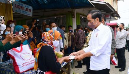 Presiden Joko Widodo saat berada di Pasar Sukamandi, Subang. (Dok. Setpres)