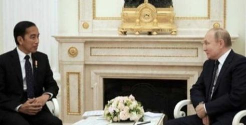Presiden Joko Widodo bersama Presiden Rusia Vladamir Putin. (Dok. Reuters vi BBC)