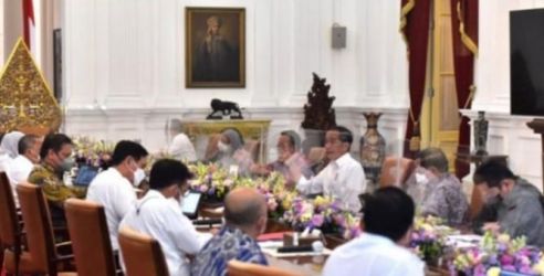 Presiden Joko Widodo memimpin rapat di Istana Negara. (Ist)