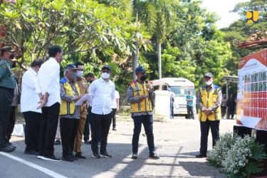 Presiden Jokowi didampingi Menteri PUPR saat meninjau proyek Jalan Laehuwa - Ombolata - Tumula - Faekhuna'a di Kabupaten Nias, Sumatera Utara. Foto : Setpres