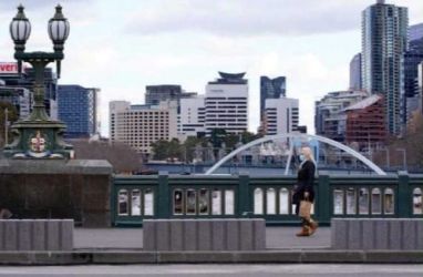 Seorang warga Australia menggunakan masker saat beraktifitas diluar. (Ist)