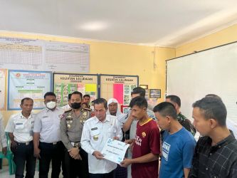 Wali Kota Serang, Dirlantas Polda Banten turut hadir pada acara santunan keluarga korban kecelakaan maut. (Dok. Humas Polda Banten)