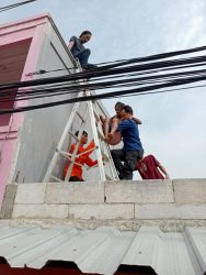 Evakuasi korban usai tersengat aliran listrik di Kosambi, Tangerang. (Ist)