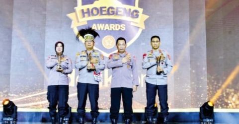 Kapolri Jenderal Listyo Sigit Prabowo bersama para penerima Anugerah Hoegeng Awards. (Ist)