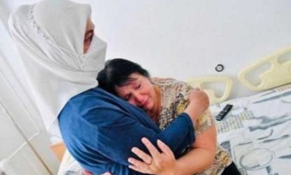 Warga Ukraina yang sedang sakit memeluk Ibu Negara Iriana. (Ist)