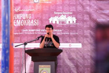 Ketua Komisi Pemilihan Umum Kota Tangerang, Syailendra Saat Berikan Edukasi Tentang Pemilu Kepada Masyarakat di Kecamatan Jatiuwung. (ist)