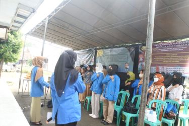 Sejumlah mahasiswa Universitas Pamulang (Unpam) berikan penyuluhan tentang pemahaman pendidikan dan profesi akuntansi kepada para remaja di wilayah Kampung Parakan, Pondok Benda, Pamulang, Tangerang Selatan. (tangselpos.id/Ist)